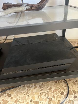 Consola Sony PS4 Negra Negociable Con un mando