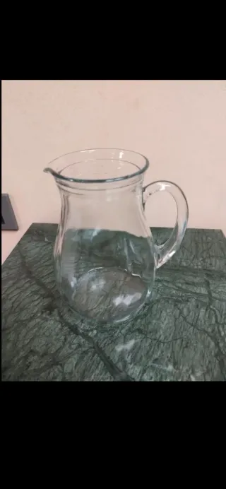 Brocca in vetro trasparente