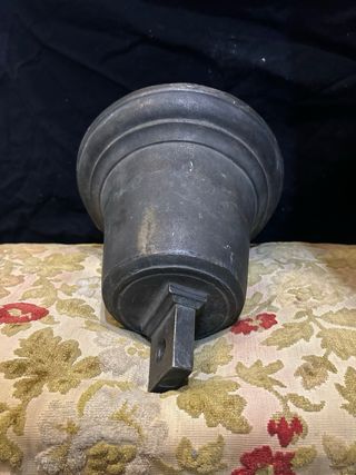 Campana de bronce antigua