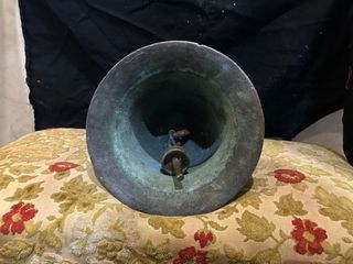 Campana de bronce antigua