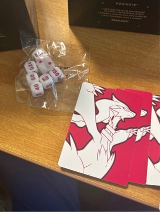 Lotto carte Pokémon, monete, libro, sleeves, dadi