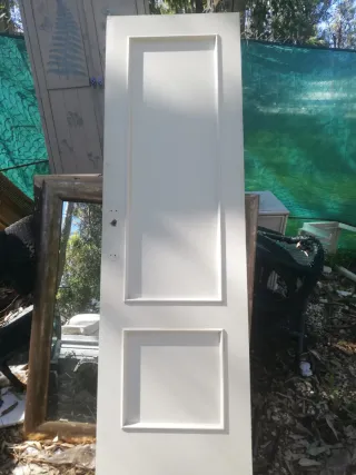 Puertas blancas con pomo dorado