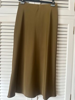 Falda satinada Zara verde oliva