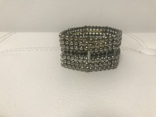 Pulsera elástica plateada con detalles negros