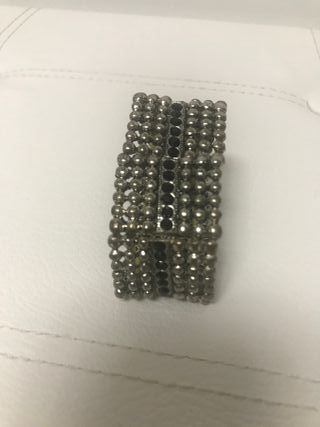 Pulsera elástica plateada con detalles negros