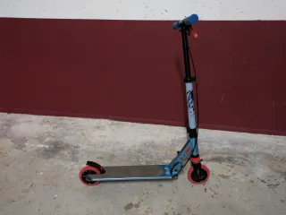 Patinete scooter azul y rojo