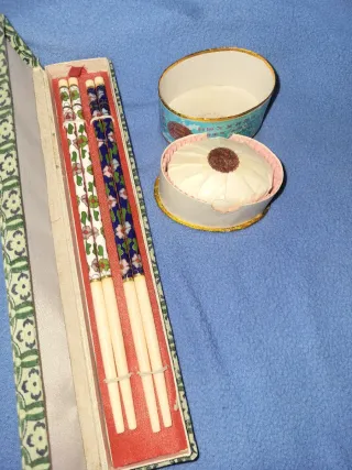 Lote oriental: palillos y caja decorada