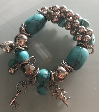 Pulsera turquesa y plateada con dijes