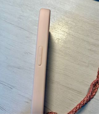 Funda iPhone 13 con cordón rosa