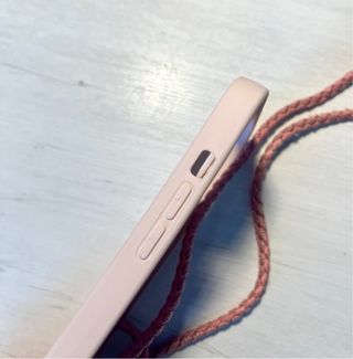 Funda iPhone 13 con cordón rosa