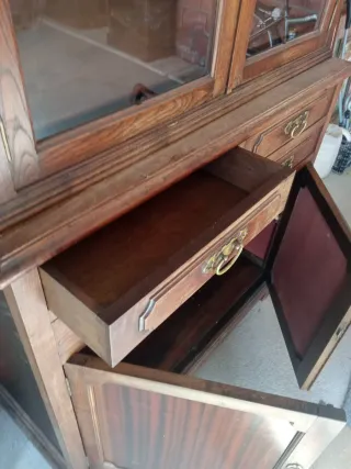 Mueble aparador con vitrina con dos librerias