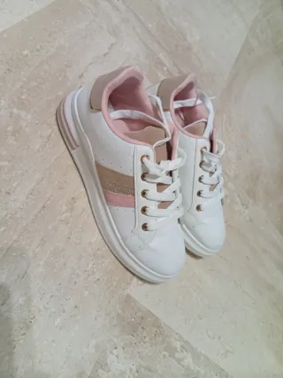 Zapatillas Blancas y Rosas