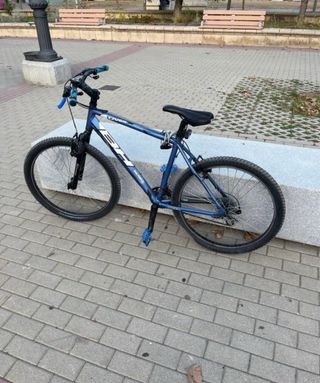 Bicicleta BH azul deportiva