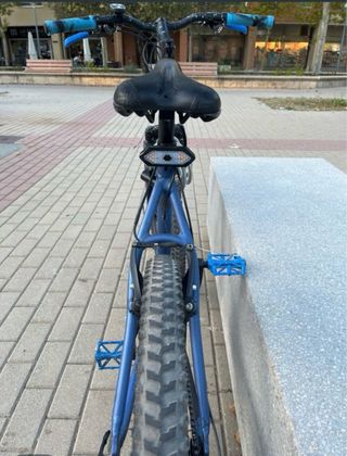 Bicicleta BH azul deportiva