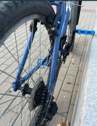 Bicicleta BH azul deportiva