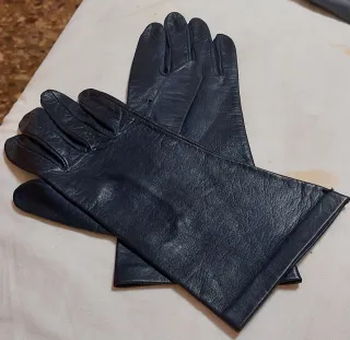 Guantes de piel azul marino.