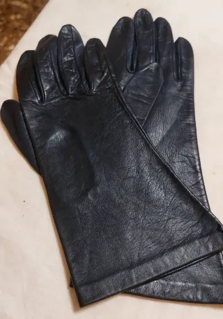 Guantes de piel azul marino.