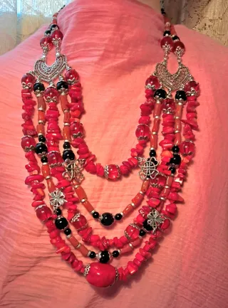 Collar de coral rojo y negro