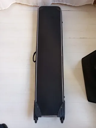 Funda con ruedas para viaje.