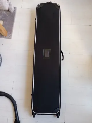 Funda con ruedas para viaje.