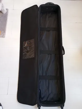 Funda con ruedas para viaje.