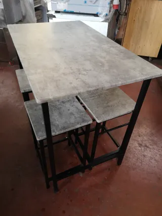 Mesa alta con 4 taburetes