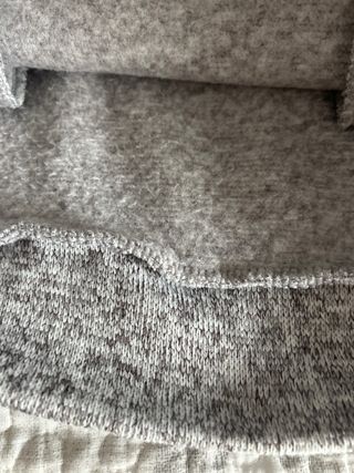 Sudadera gris con cuello alto