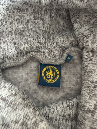 Sudadera gris con cuello alto