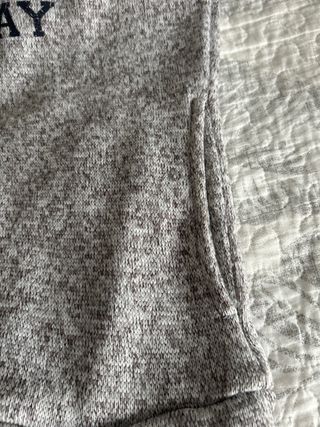 Sudadera gris con cuello alto