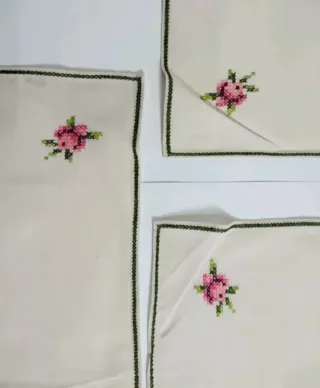 Tre fazzoletti antichi in lino beige ricamati