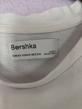 Camiseta Bershka blanca con estampado