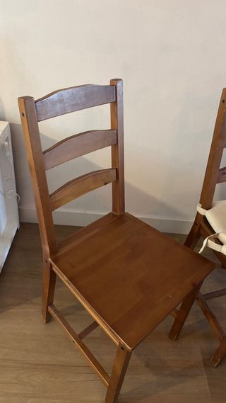 Mesa de comedor de madera con 4 sillas