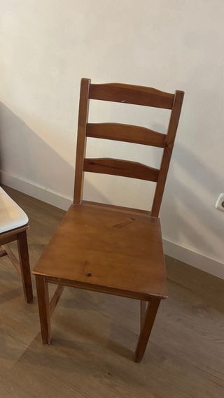 Mesa de comedor de madera con 4 sillas