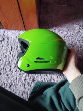 Casco verde para niños