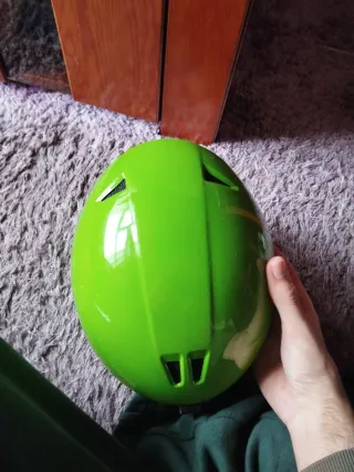 Casco verde para niños
