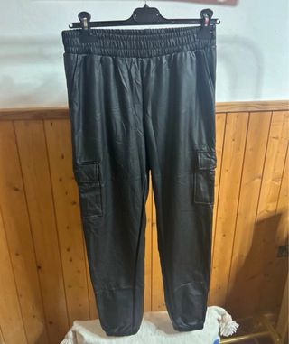 Pantalones polipiel cargo negros