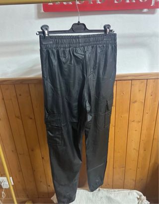 Pantalones polipiel cargo negros