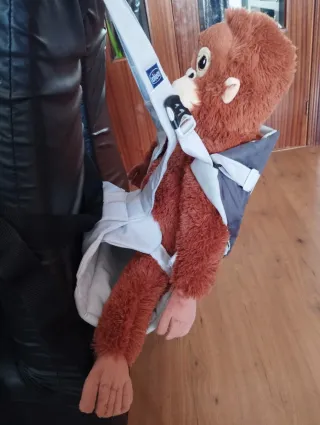 Mochila portabebés gris. Chico