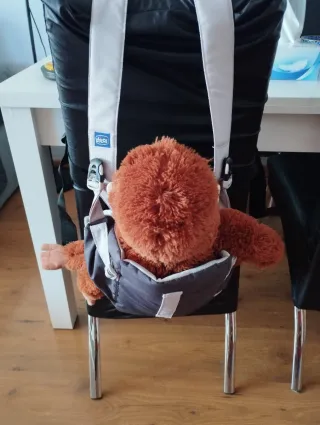 Mochila portabebés gris. Chico