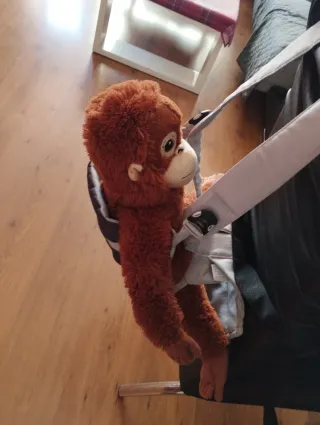 Mochila portabebés gris. Chico