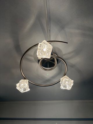 Lámpara de techo 3 tulipas. Color plata