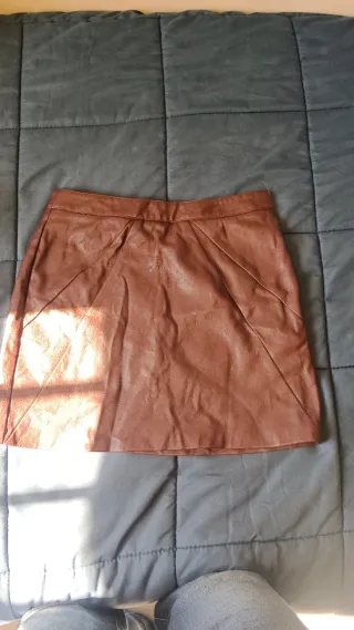 Falda cuero marrón adolescente