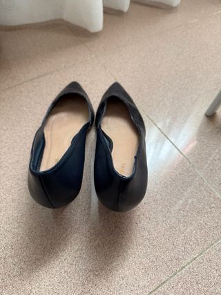 Zapatos tacón bajo Cortefiel azul marino.