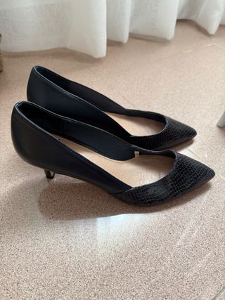 Zapatos tacón bajo Cortefiel azul marino.