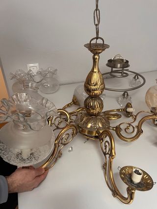 Lámpara de techo 6 tulipas oro y cristal