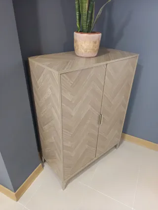 Armario alto de madera con puertas