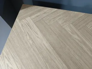 Armario alto de madera con puertas