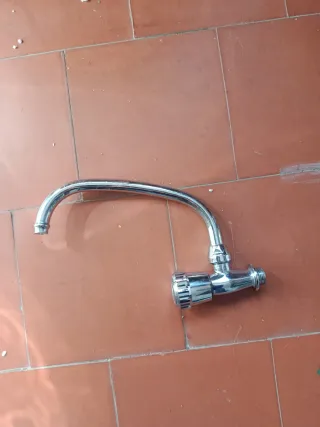 Grifo de cocina plateado de metal