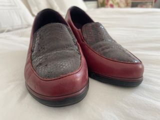 Zapatos mujer piel burdeos y serpiente