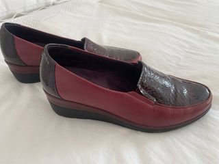 Zapatos mujer piel burdeos y serpiente